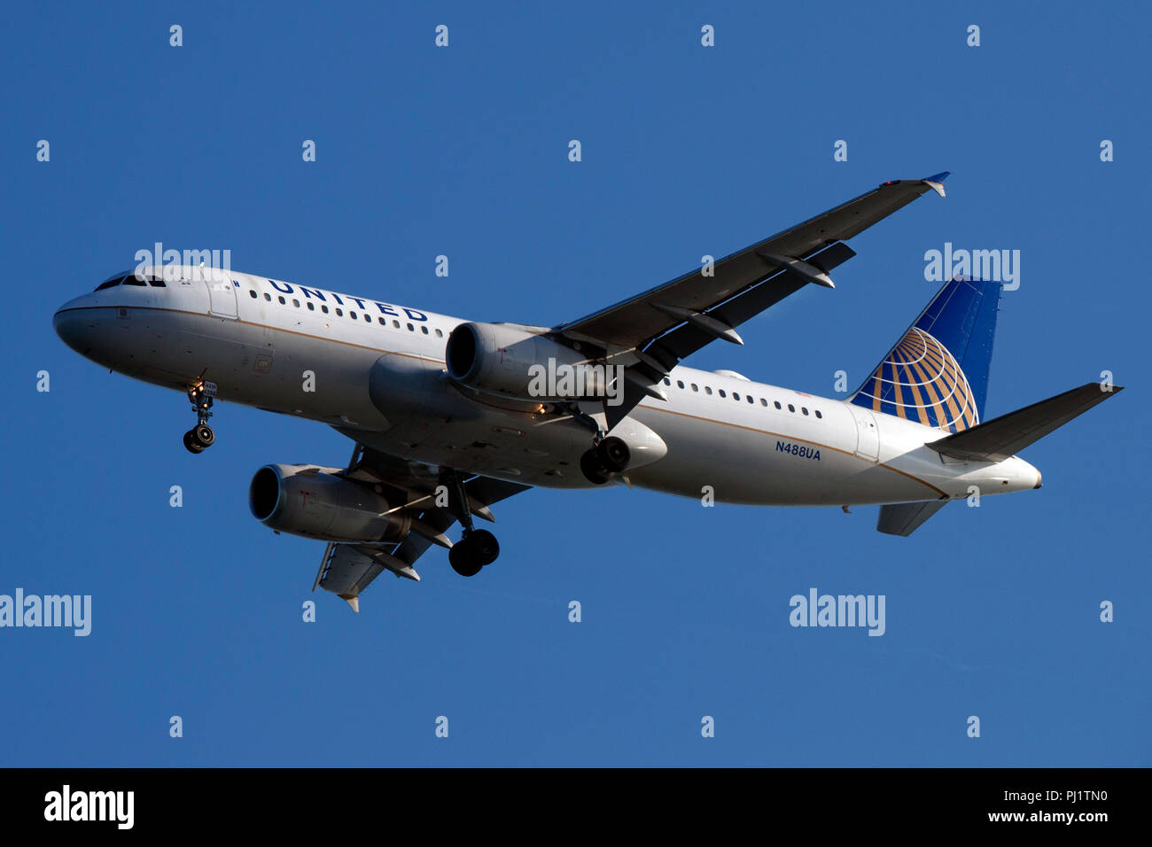 Airbus A320-232 (N488UA) gestito da United Airlines su approccio all'Aeroporto Internazionale di San Francisco (SFO), San Francisco, California, Stati Uniti d'America Foto Stock