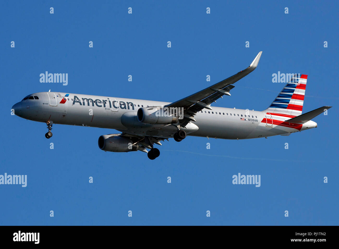 Airbus A321-231 (N139un) operati da American Airlines sull approccio all'Aeroporto Internazionale di San Francisco (SFO), San Francisco, California, Stati Uniti d'America Foto Stock