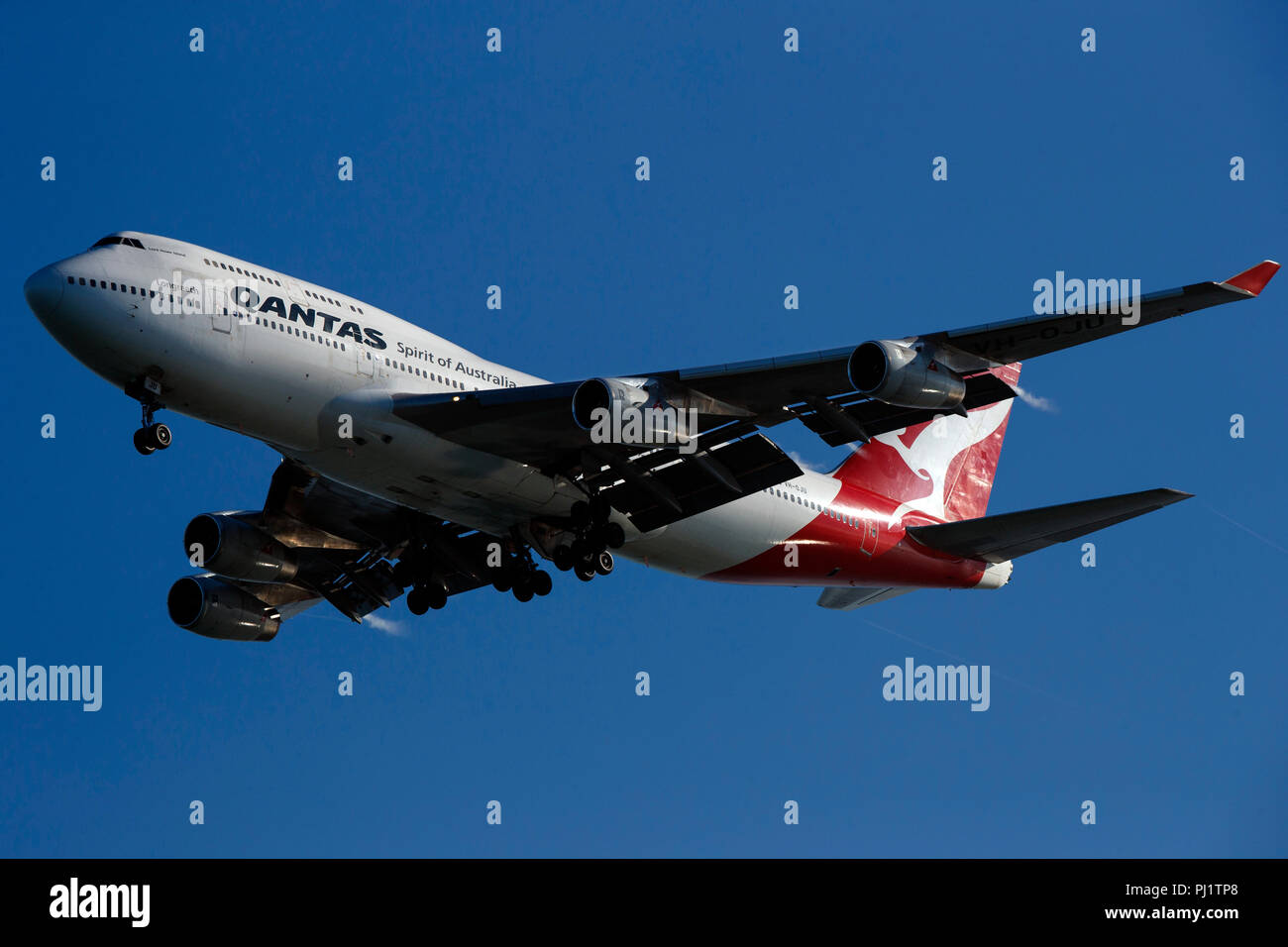 Boeing 747-438 (VH-OJU) azionato da Qantas sull approccio all'Aeroporto Internazionale di San Francisco (SFO), San Francisco, California, Stati Uniti d'America Foto Stock