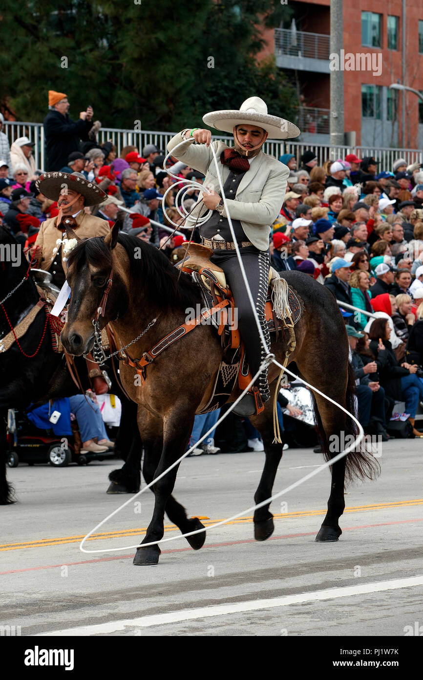 Cowboy a cavallo, 2017 Torneo di Rose Parade, Rose Parade di Pasadena, California, Stati Uniti d'America Foto Stock