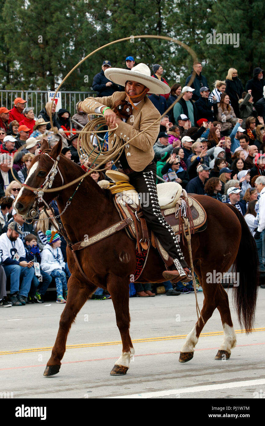 Cowboy a cavallo, 2017 Torneo di Rose Parade, Rose Parade di Pasadena, California, Stati Uniti d'America Foto Stock