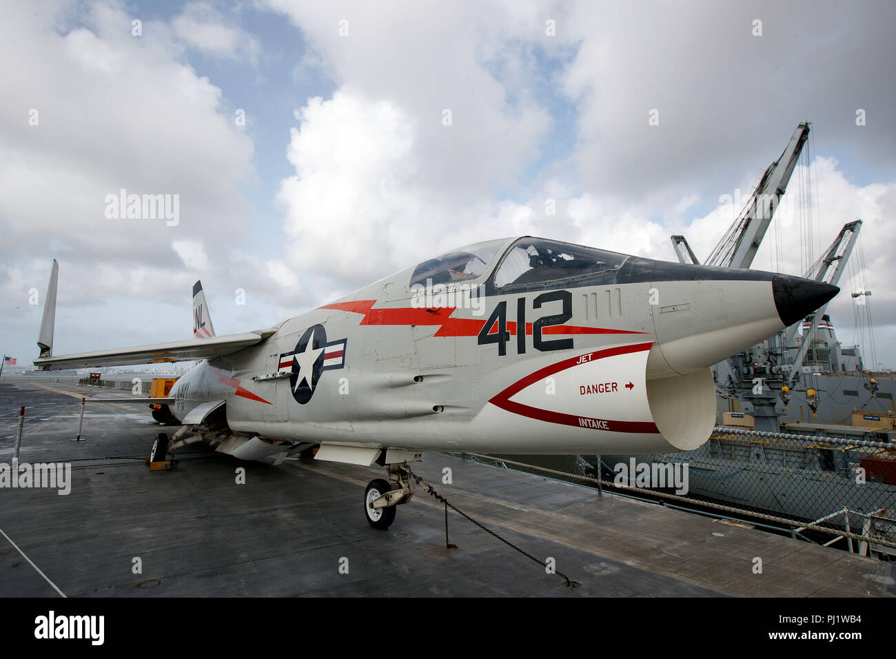 Vought F8U-1 Crusader sul ponte della USS Hornet Museum, Alameda, California, Stati Uniti d'America Foto Stock