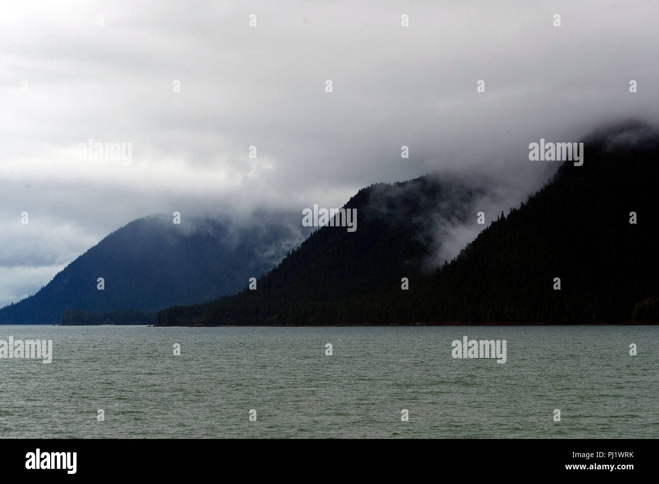 Montagne lungo una linea costiera, Tracy Arm Fjord, Tracy Arm-Fords terrore deserto, Alaska, Stati Uniti d'America Foto Stock