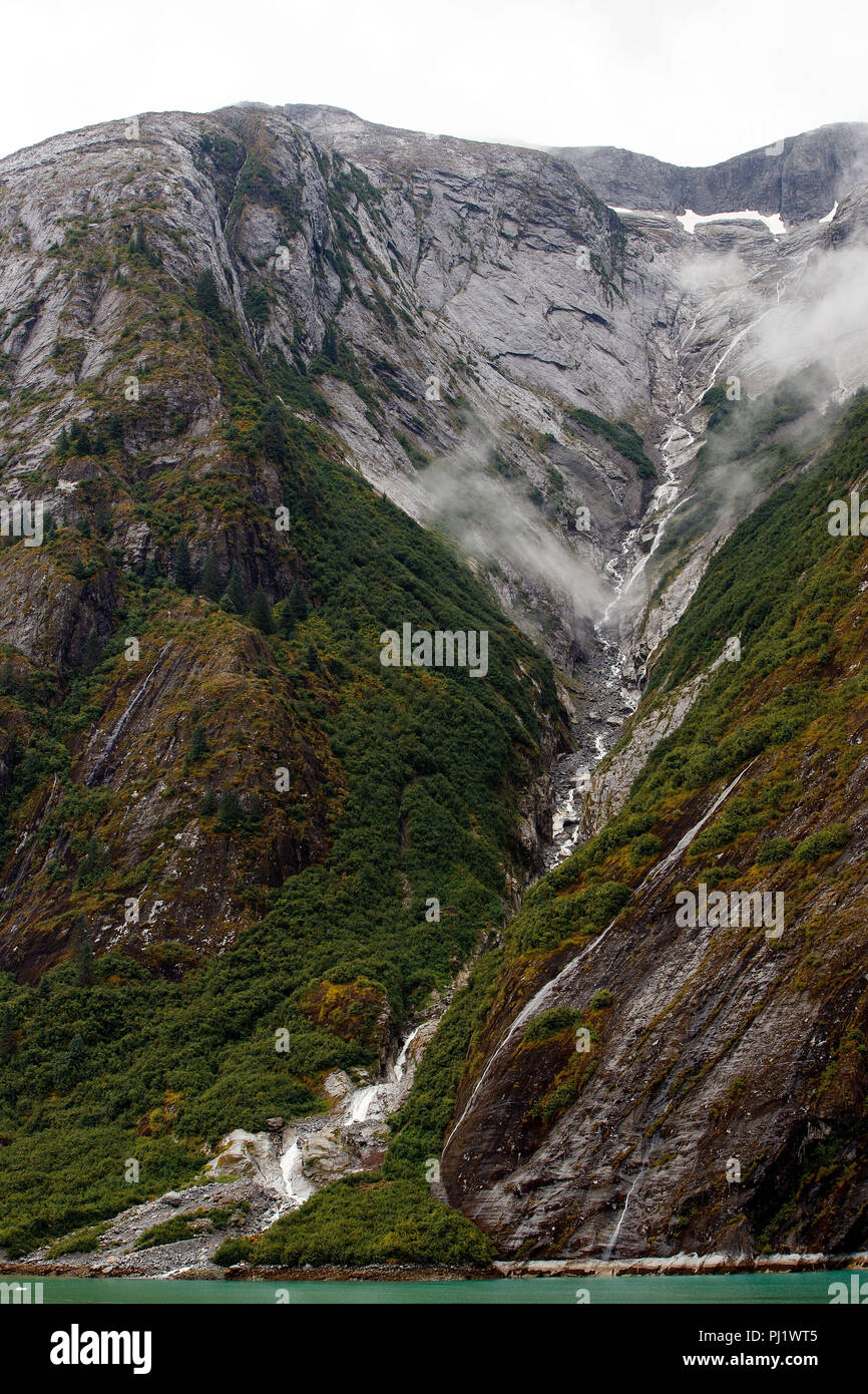 Ruscello di montagna, Tracy Arm Fjord, Tracy Arm-Fords terrore deserto, Alaska, Stati Uniti d'America Foto Stock