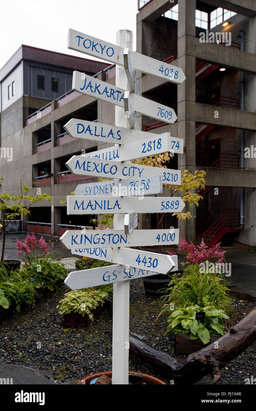 Segno direzionale che mostra la distanza di grandi città di tutto il mondo, Juneau, Alaska, Stati Uniti d'America Foto Stock