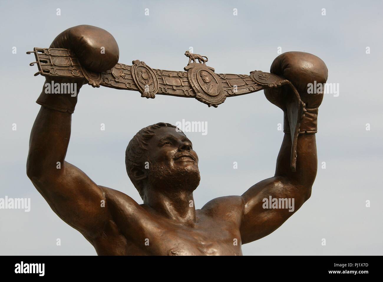 Statua di British Heavyweight Boxing Champion bombardiere David Pearce sorge sul lungofiume nella città di Newport South Wales GB UK 2018 Foto Stock