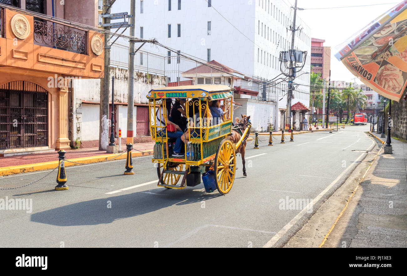 Intramuros, Manila, Filippine - 29 Luglio 2018: turisti sul Kalesa Foto Stock