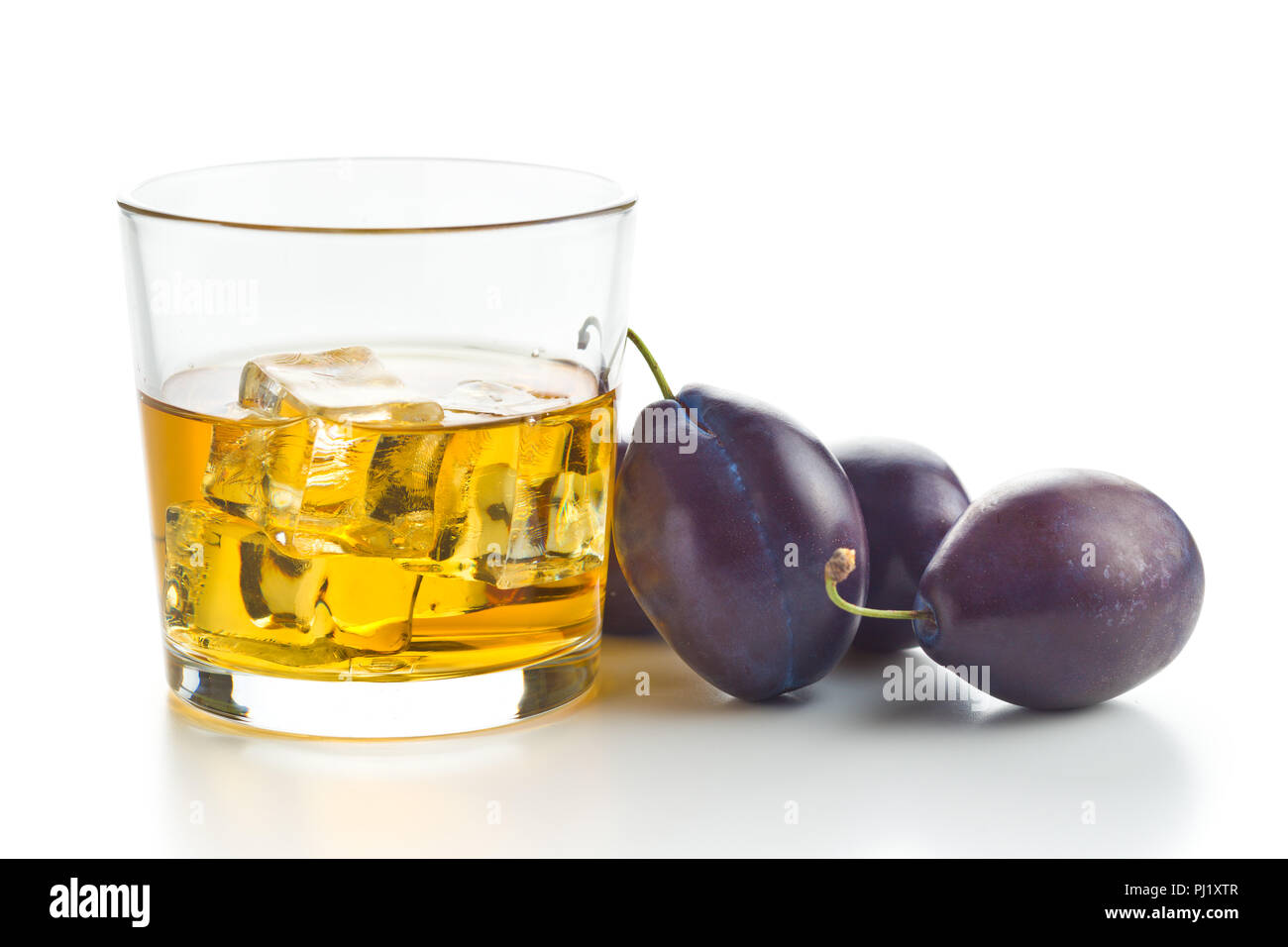 Acquavite di prugne e susine. Gustosa slivovitz isolati su sfondo bianco. Foto Stock