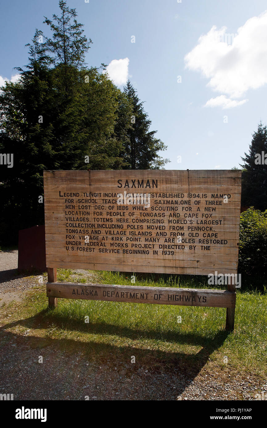 SAXMAN Legenda: Tlignit villaggio indiano, istituito nel 1894. È chiamato per un insegnante di Samuel Saxman uno dei tre uomini persi nel dicembre del 1886 mentre scouting per una nuova posizione per il popolo di Tongass e Capo Fox villaggi. Totem qui comprendente più grande del mondo di raccolta che include poli spostati da Pennock, Tongass e Isole del villaggio e dalla vecchia volpe del capo villaggio al punto Kirk. Molti sono i poli restaurato sotto opere federali dirette del progetto da parte del governo degli STATI UNITI Forest Service inizio nel 1939. Alaska Dipartimento delle autostrade Foto Stock