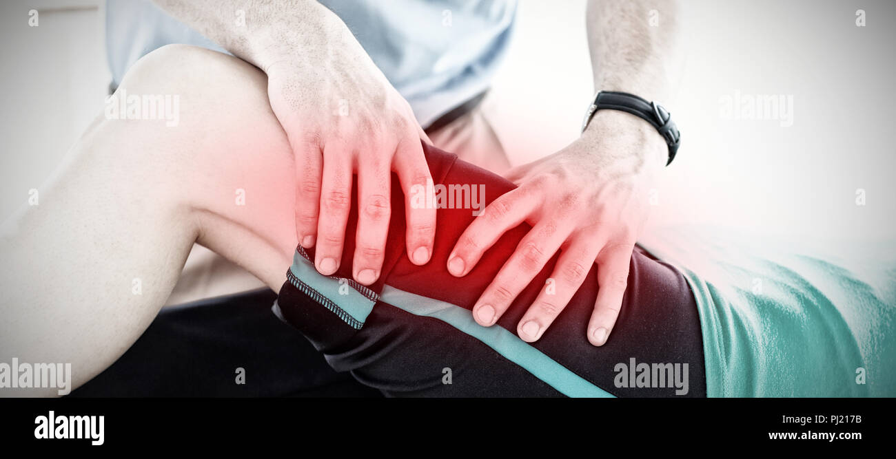 Immagine composita del terapista facendo esercizi di fitness con una donna Foto Stock