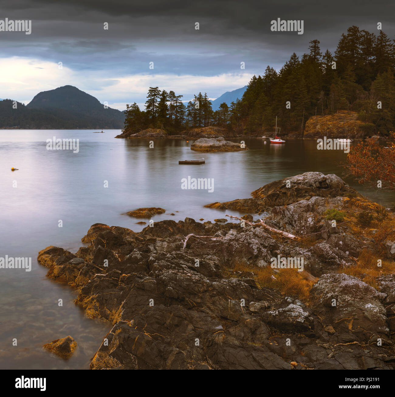 I bellissimi paesaggi di Bowen Isola nel Pacifico nord-ovest lungo le coste di Vancouver, con paesaggi marini, autunno cadono e vista sulla foresta. Foto Stock