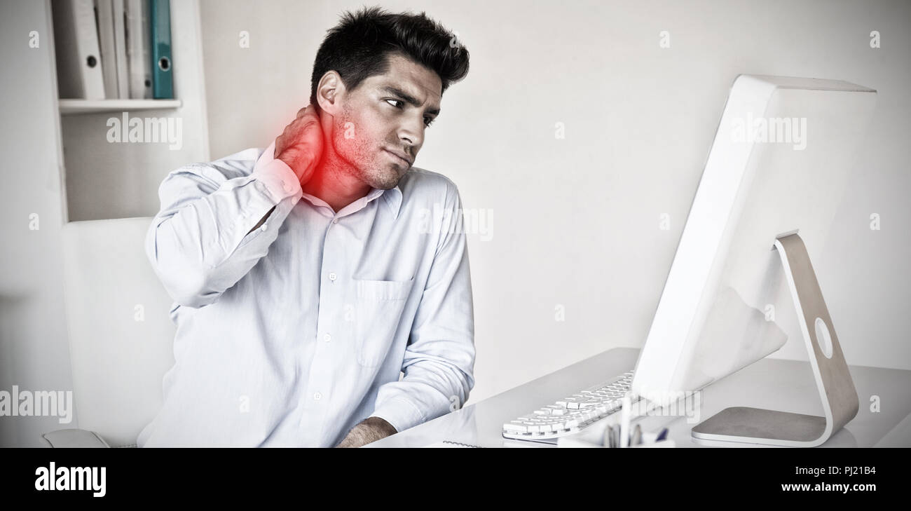 Immagine composita di casual uomo d affari toccando il suo mal di collo Foto Stock