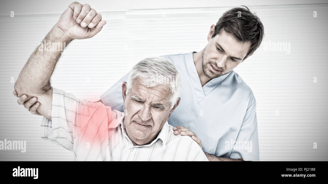 Immagine composita di maschio fisioterapista assistere uomo senior di alzare la mano Foto Stock