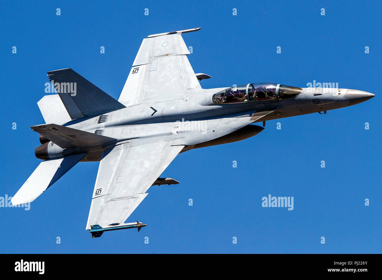 Marina degli Stati Uniti Boeing F/A-18F Super Hornet (lato 151) dal VFA-122 Aquile Volanti squadron vola basso livello sulla transizione Jedi attraverso Star Wars Canyon / Rainbow Canyon, il Parco Nazionale della Valle della Morte, Panamint Springs, California, Stati Uniti d'America Foto Stock