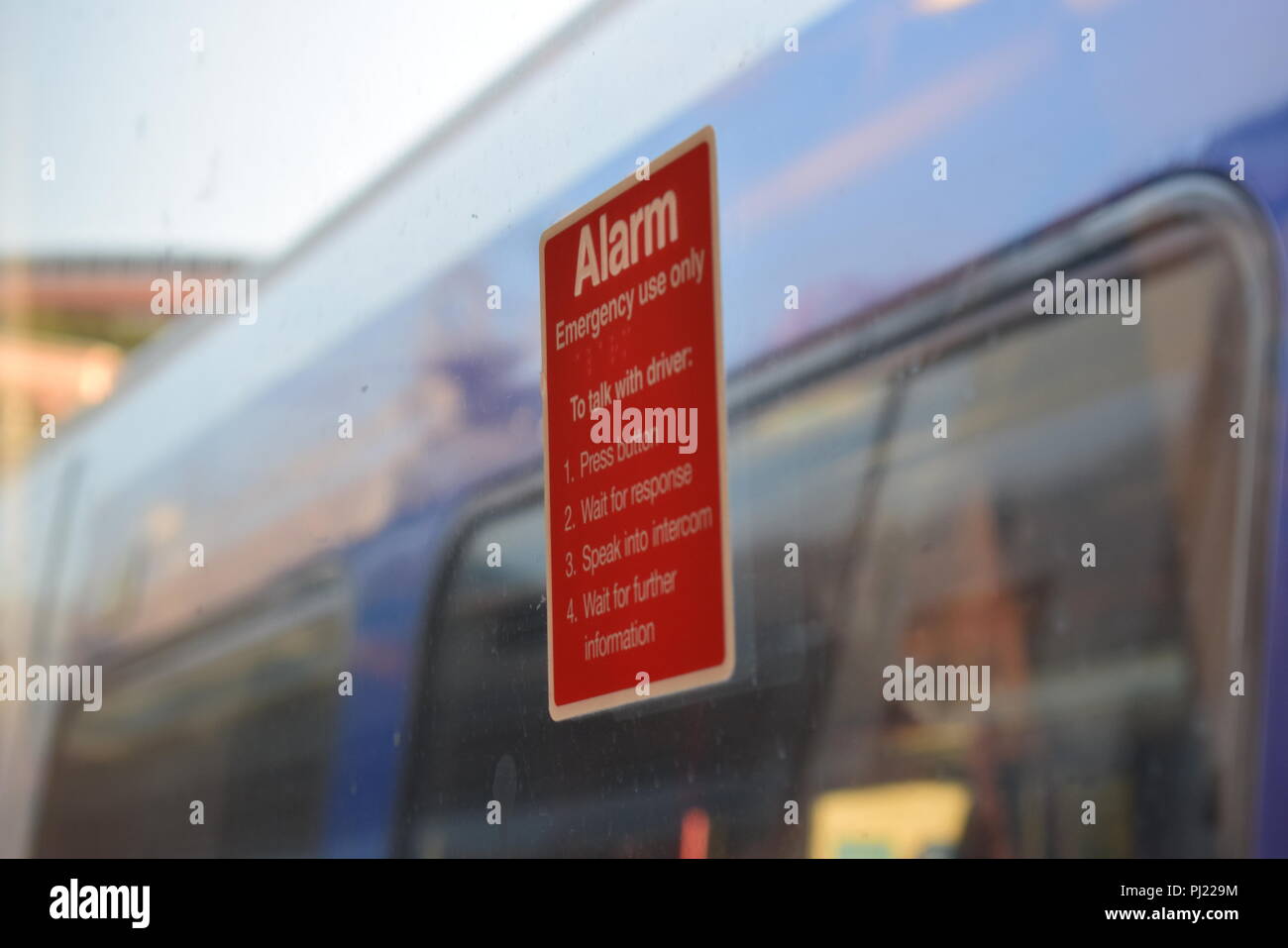 Una foto di un adesivo con allarme di emergenza istruzioni Foto Stock