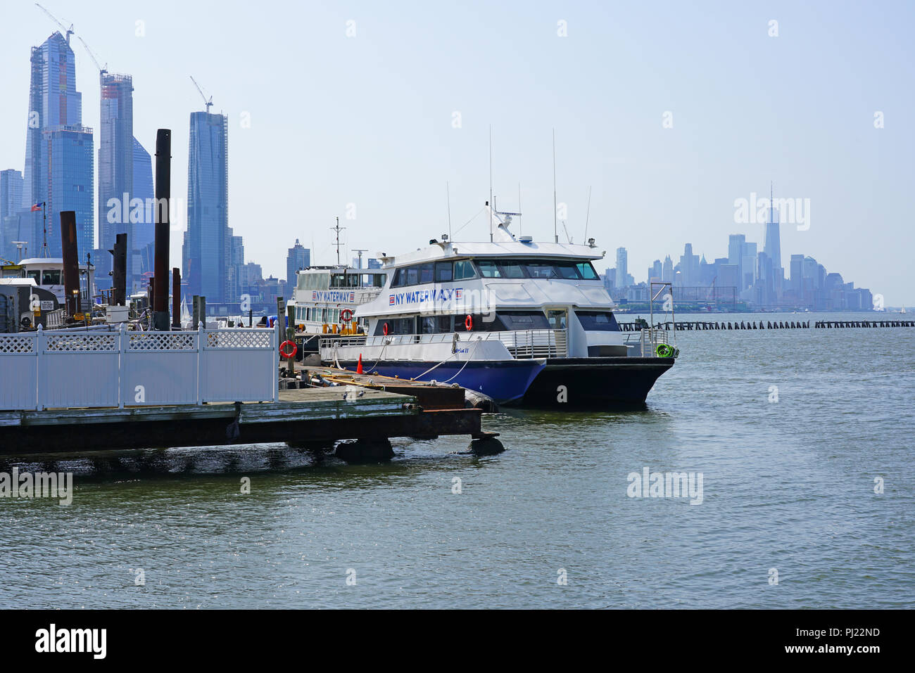 Vista del NY idrovia ferry terminal al porto imperiale in Weehawken, un hub di transito sul lungomare del Fiume Hudson nel New Jersey Foto Stock