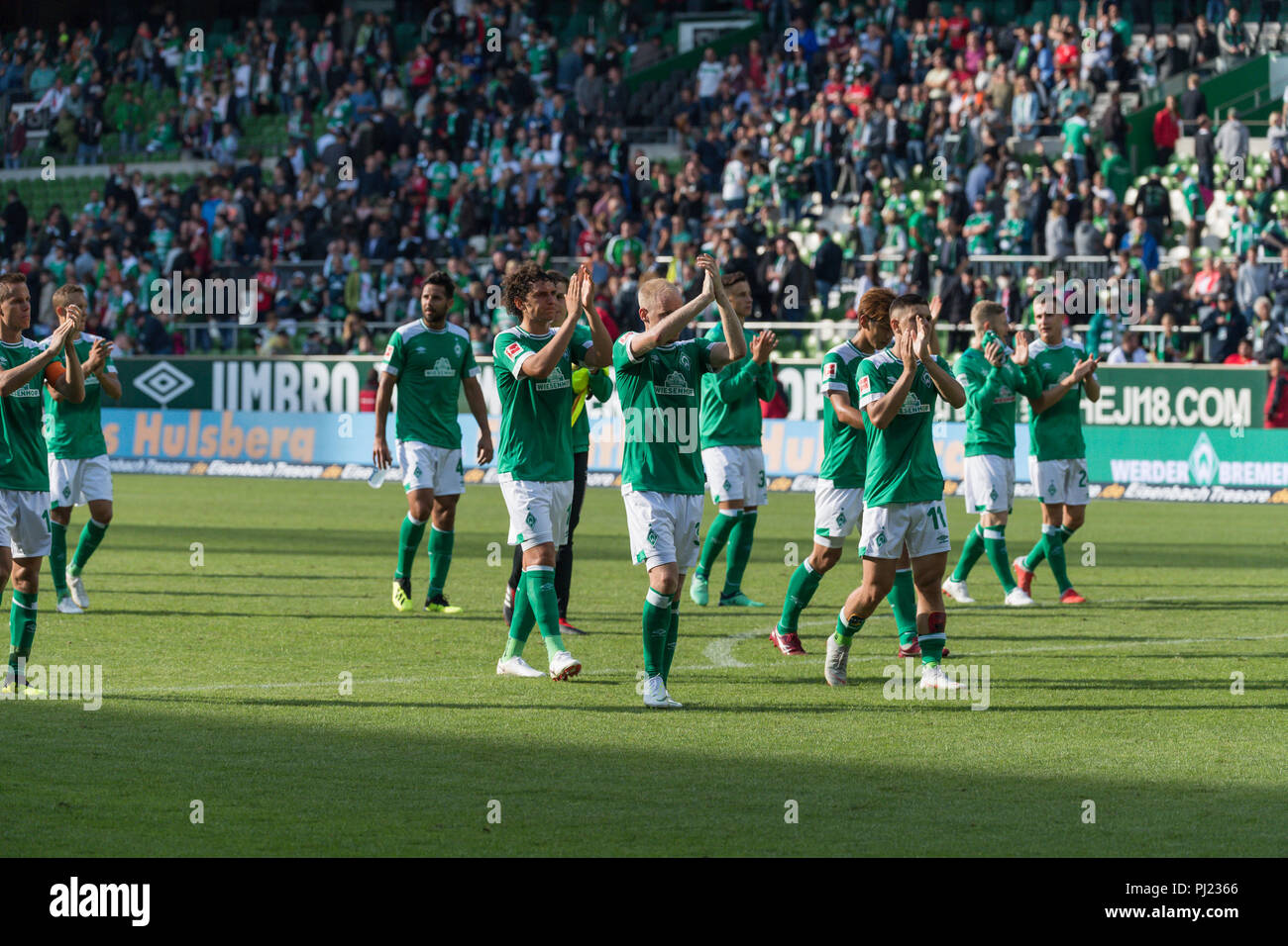 25.08.2018, Stadio Weser di Brema, GER, 1.FBL, Werder Brema vs Hannover 96, DFL REGOLAMENTI VIETANO QUALSIASI USO DELLA FOTOGRAFIA come sequenze di immagini e/o quasi video. Nella foto grazie ai tifosi dopo la partita di Claudio Pizarro (Werder Brema # 04) Davy Klaassen (Werder Brema # 30) Milos Veljkovic (Werder Brema # 13) Marco Friedl (Werder Brema # 32) Milot Rashica (Werder Brema # 11) Yuya Osako (Werder Brema # 08) Florian Kainz (Werder Brema # 07) Johannes Eggestein (Werder Brema # 24) Foto © nordphoto/Kokenge | Utilizzo di tutto il mondo Foto Stock