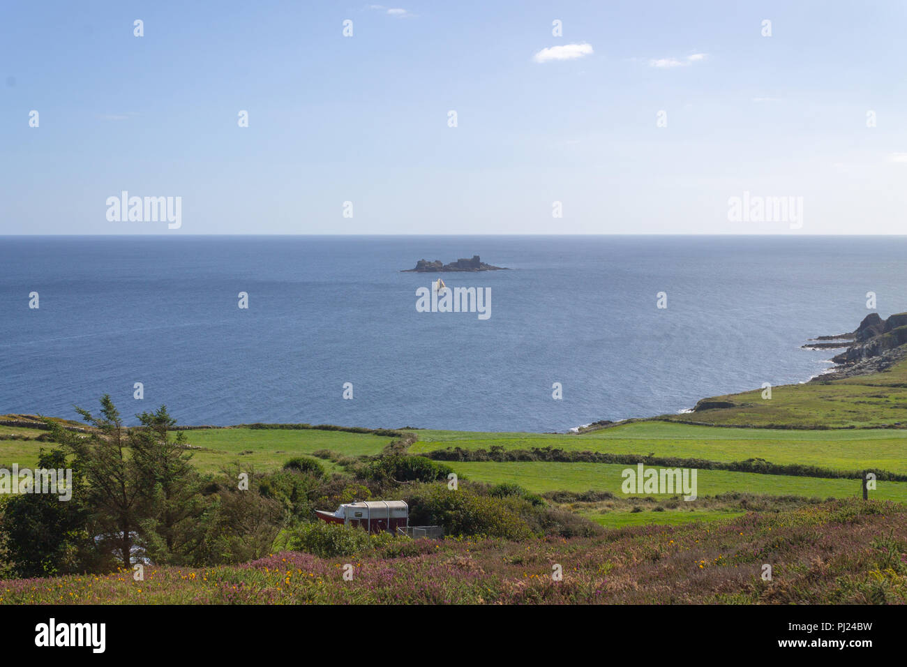 Testa di punta, West Cork, Irlanda il 3 settembre, 2018. Una bella giornata di sole con brezze leggere e calma piatta mare tutto il giorno nel West Cork consentono le barche a vela per ottenere fuori del bel tempo e ammirare le feste di addio al celibato Rocks off punta di testa. Credito: aphperspective/Alamy Live News Foto Stock