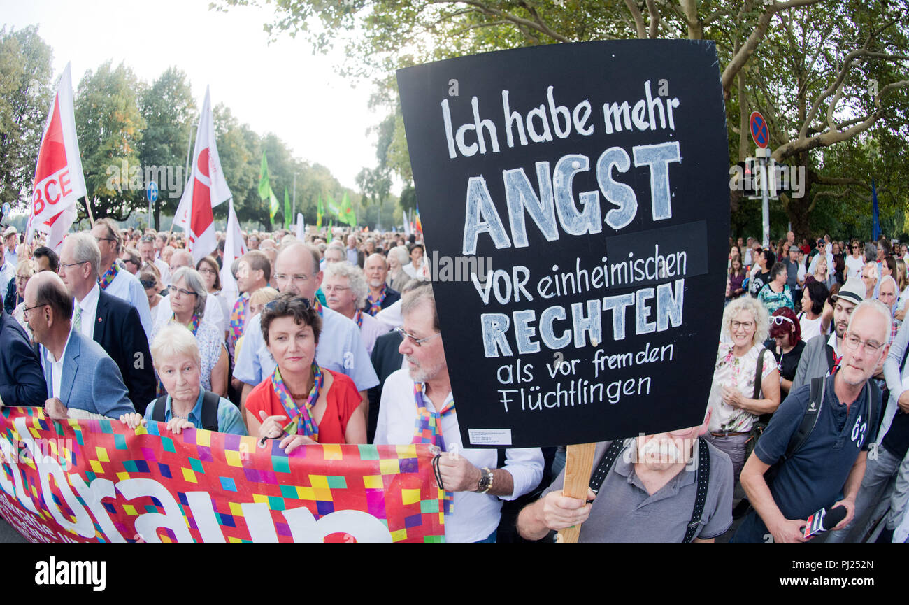 Hannover, Germania. 03Sep, 2018. 03.09.2018, Bassa Sassonia, Hannover: i partecipanti di una demo # ci sono più - "stand up contro di destra agitazione a piedi attraverso il centro della citta'. Allo stesso tempo come il grande concerto organizzato a Chemnitz, il DGB e l'Alleanza Bunt statt Braun chiamato per la pace. Credito: Julian Stratenschulte/dpa/Alamy Live News Foto Stock