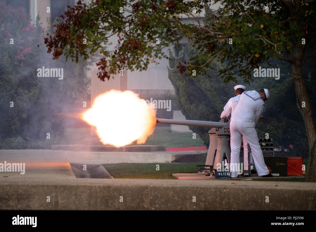 Aspiranti guardiamarina fire un 19-gun omaggio per il Sen. John McCain come egli è deposto presso l'Accademia Navale degli Stati Uniti cimitero di ospedale punto Settembre 2, 2018 in Annapolis, Maryland. John S. McCain, III si è laureato dall'Accademia Navale degli Stati Uniti in 1958. Egli è stato un pilota della marina degli Stati Uniti, un prigioniero di guerra nel Vietnam, i membri del Congresso degli Stati Uniti e il senatore e due volte candidato presidenziale. Ha ricevuto numerosi premi, tra cui la stella d'argento, legione di merito, cuore viola e Distinguished Flying Cross. Foto Stock