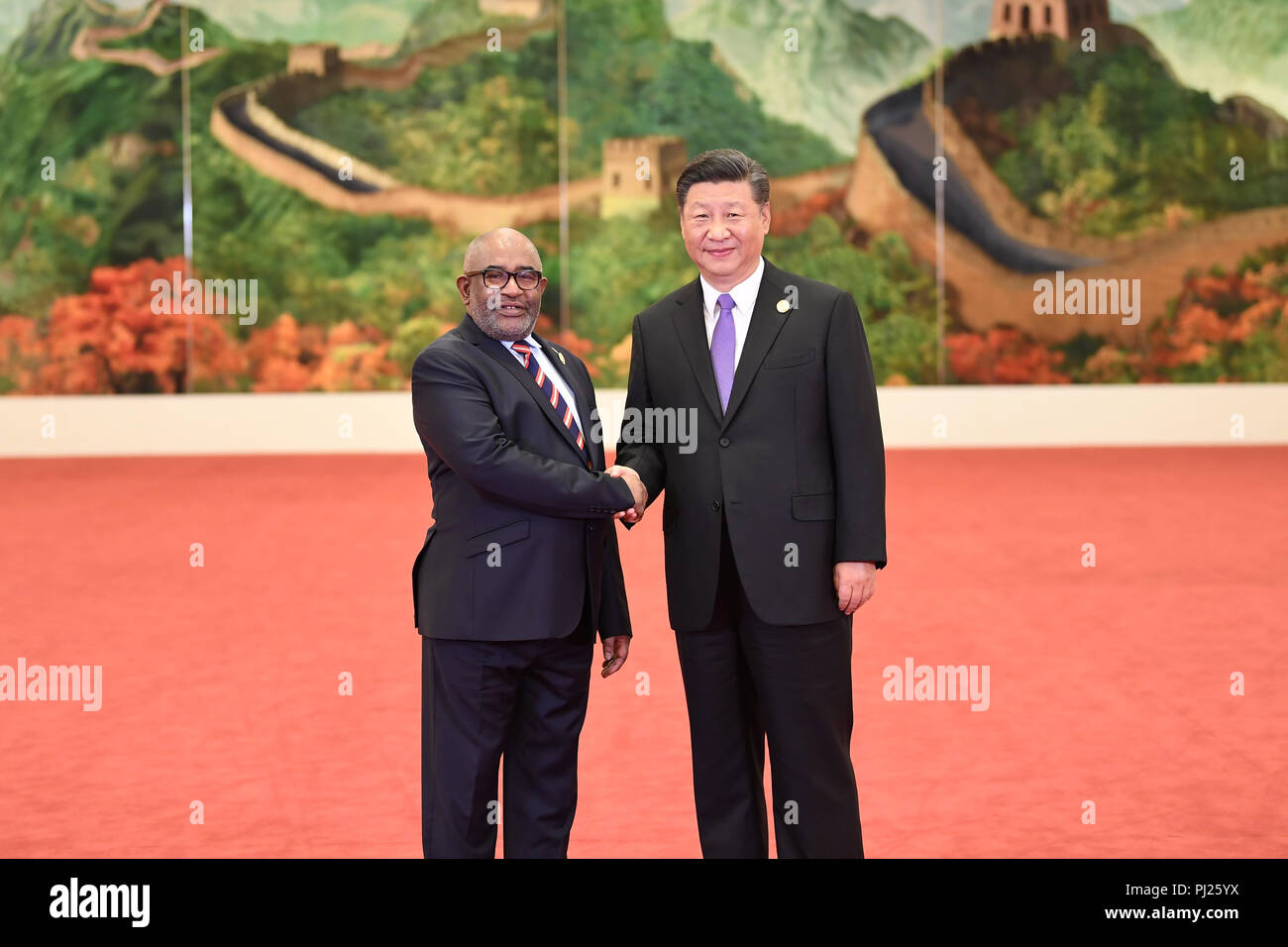 Pechino, Cina. 3 Sep, 2018. Il presidente cinese Xi Jinping (R) accoglie favorevolmente Comore Presidente Azali Assoumani, chi è qui per assistere al 2018 vertice di Pechino del Forum di cooperazione sino-africano (FOCAC), presso la Grande Sala del Popolo di Pechino, capitale della Cina, Sett. 3, 2018. Credito: Yan Yan/Xinhua/Alamy Live News Foto Stock
