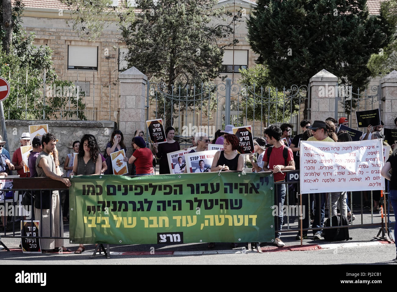 Gerusalemme, Israele. Il 4 settembre, 2018. I dimostranti protestano al di fuori del Presidente israeliano Rivlin's residence in anticipo di una prevista visita ufficiale di Il presidente filippino Duterte, chiamandolo un 'mass assassino" responsabile per oltre 12.000 morti e protestando vendite israeliano di armi e il supporto per Deuterte al regime. Egli è il primo presidente filippino mai a una visita in Israele. Credito: Nir Alon/Alamy Live News Foto Stock