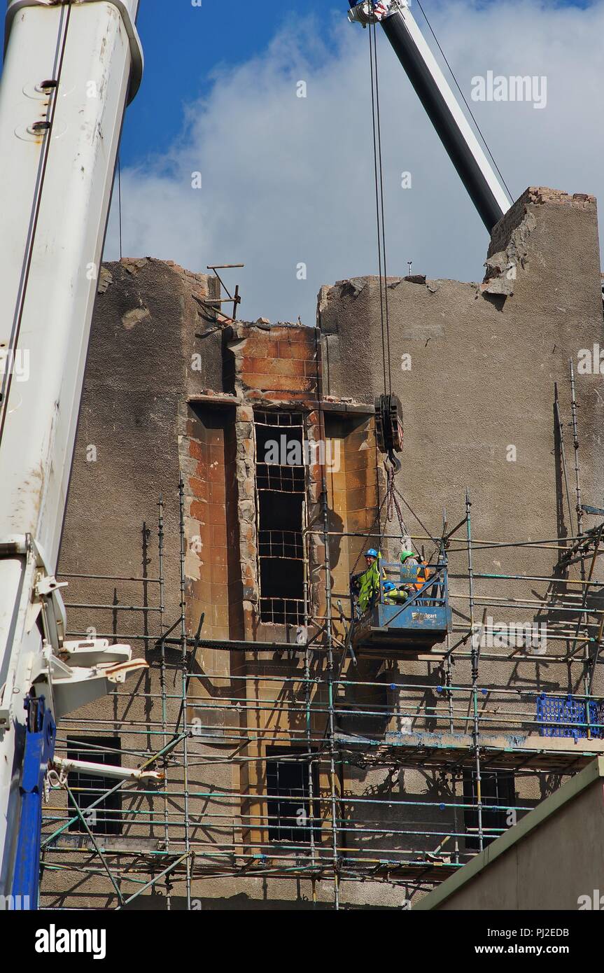 Glasgow, Regno Unito, 4 settembre 2018, lo smantellamento opere su Glasgow School of Art progressi per garantire la sicurezza della proprietà nelle vicinanze e residenti. I contraenti di smantellare le impalcature sul lato sud mentre ancora erigere a nord. Credito: Pawel Pietraszewski / Alamy Live News Foto Stock