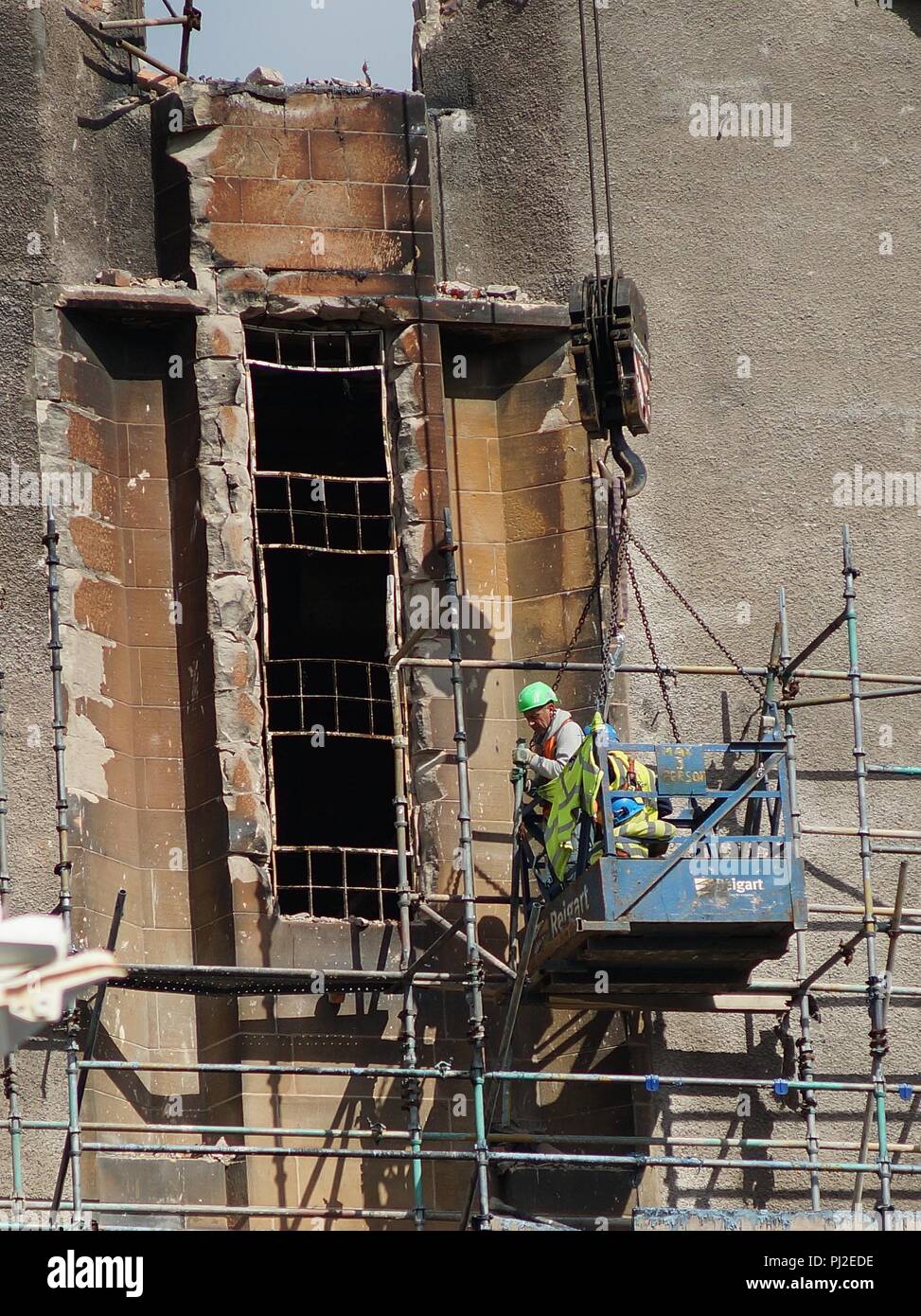 Glasgow, Regno Unito, 4 settembre 2018, lo smantellamento opere su Glasgow School of Art progressi per garantire la sicurezza della proprietà nelle vicinanze e residenti. I contraenti di smantellare le impalcature sul lato sud mentre ancora erigere a nord. Credito: Pawel Pietraszewski / Alamy Live News Foto Stock