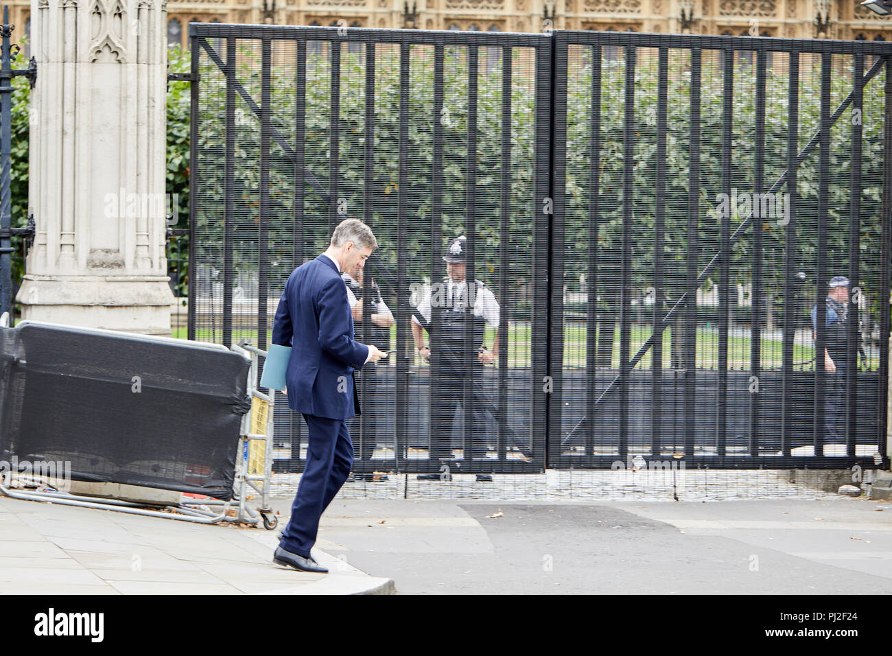 Londra, Regno Unito. Il 4 settembre 2018. Partito conservatore britannico politico e membro del Parlamento Giacobbe Rees-Mogg sul suo telefono cellulare passando le case di oggi al Parlamento. Credito: Kevin Frost/Alamy Live News Foto Stock