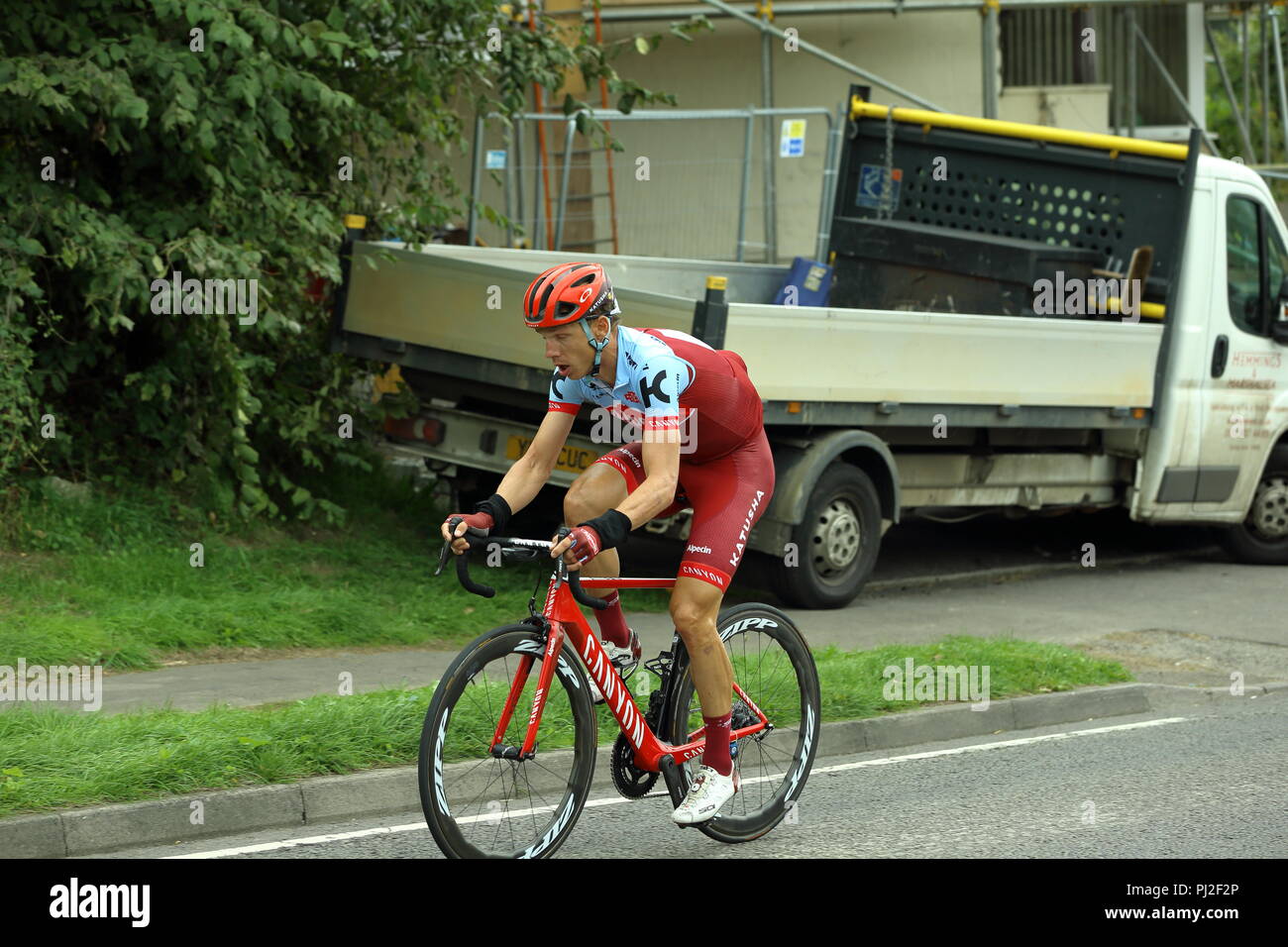 Clandown, Radstock, Inghilterra. 4° settembre 2018. Tony Martin il leader del campo sulla fase 3 del 2018 OVO Energy Tour della Gran Bretagna cycle race come la gara esce Radstock e arrampicate per Clandown prima di dirigervi verso Peasdown-St-John. Seguiti da vicino da a caccia di piloti e il credito pelaton Simon carda/Alamy Live News Foto Stock