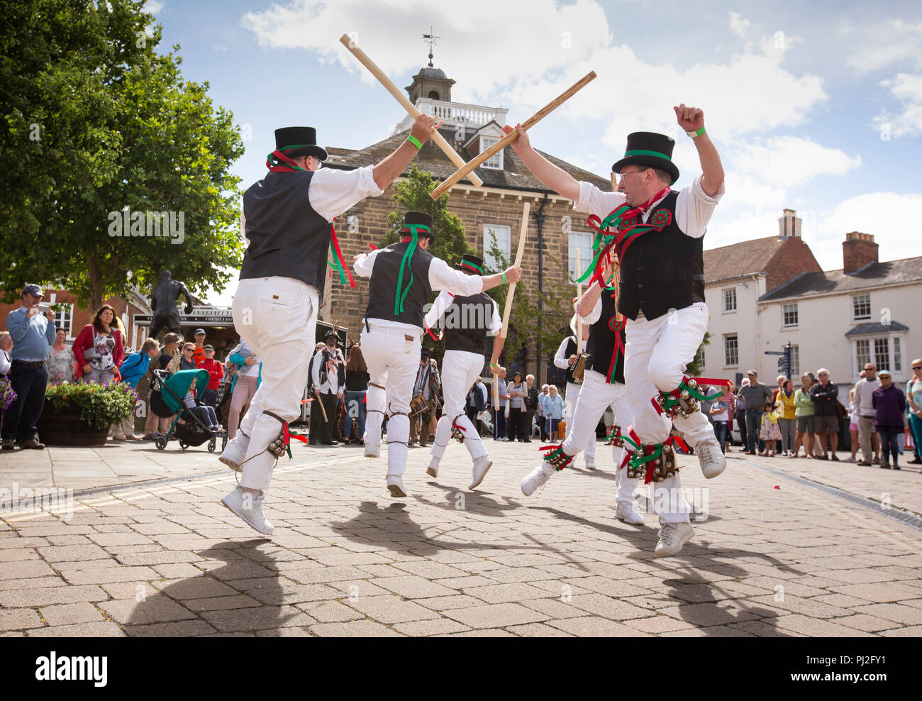 Il Warwick Folk Festival. La Oyster Morris team da Canterbury danza nel centro della citta'. Foto Stock
