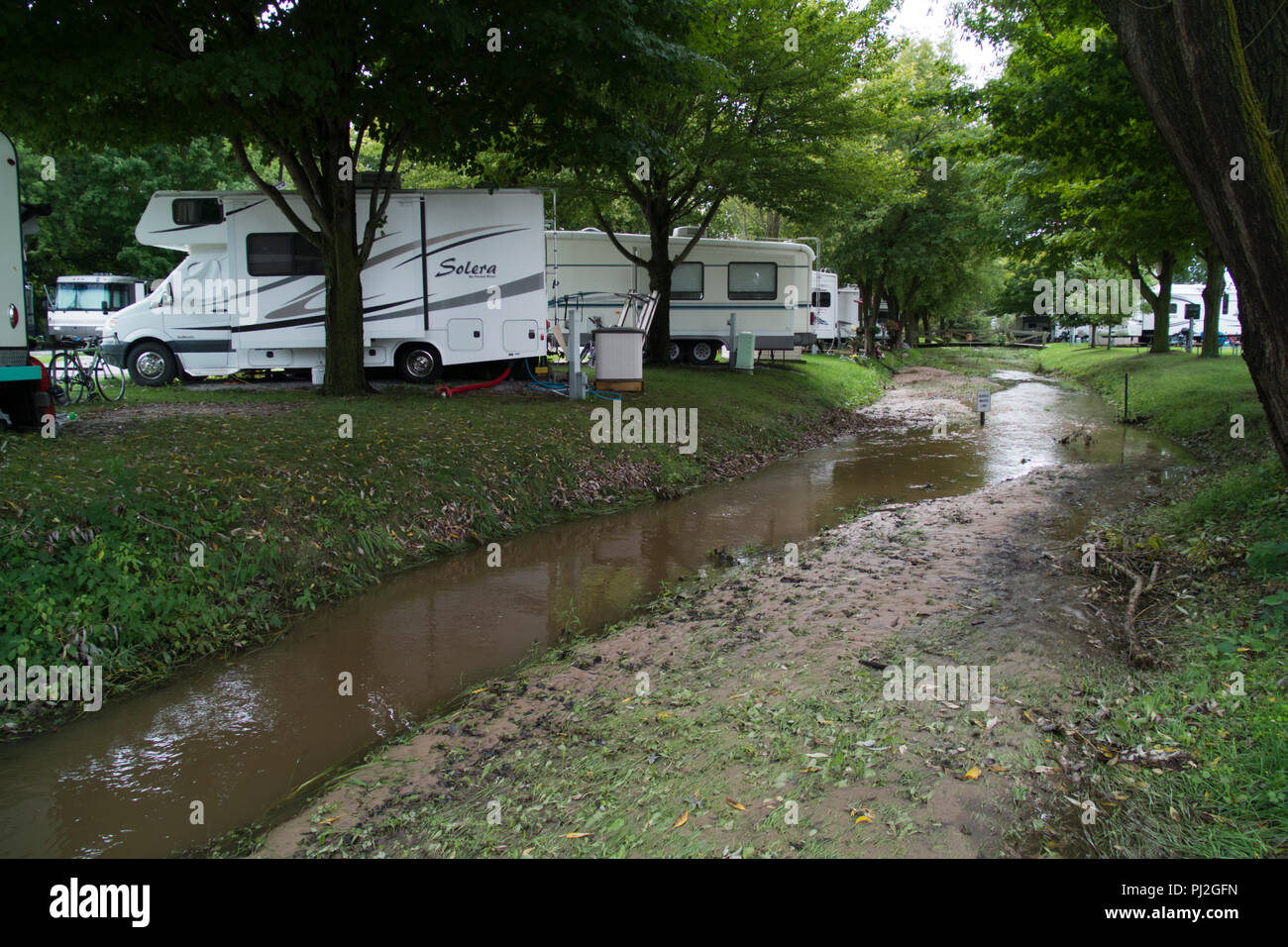 Latticello Creek in Montague, Michigan. Anche se l'acqua si è ritirato in modo significativo, l'acqua è ancora molto al di sopra del suo livello normale. Foto Stock