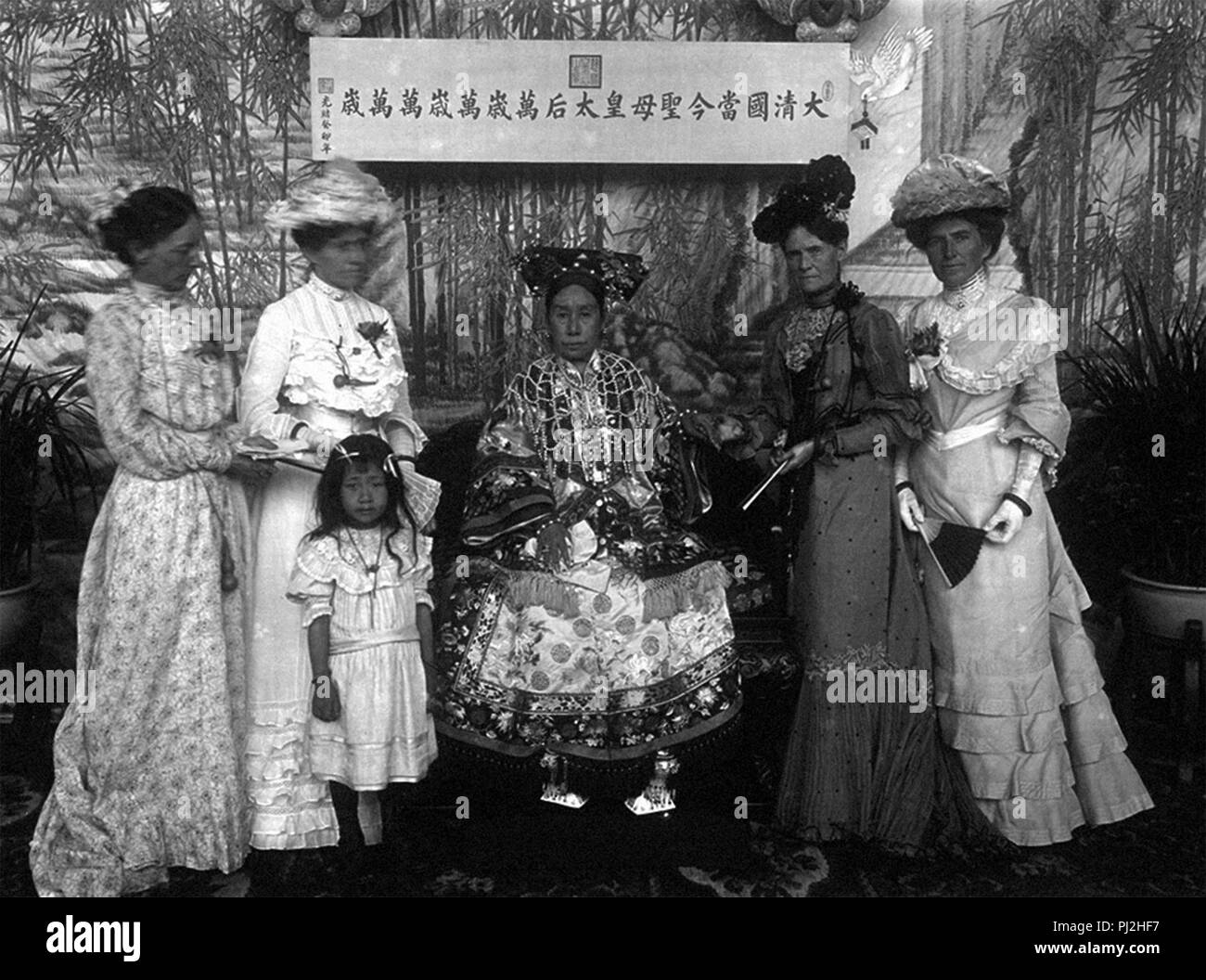 Empress Dowager Cixi e donne della legazione americana. Tenendo la mano è Sarah Grongo, moglie di U.S. Ambasciatore Edwin H. Conger. Foto Stock