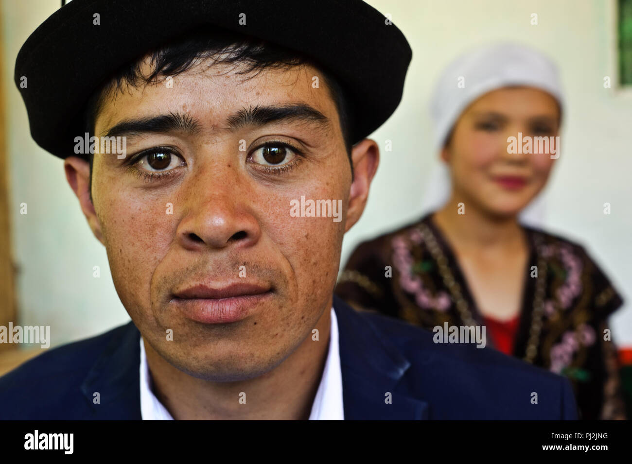 Sposa rapimento : giovane che ha rapito la donna che è ora la moglie quando ella era unico per sposarla ( Kirghizistan) Foto Stock