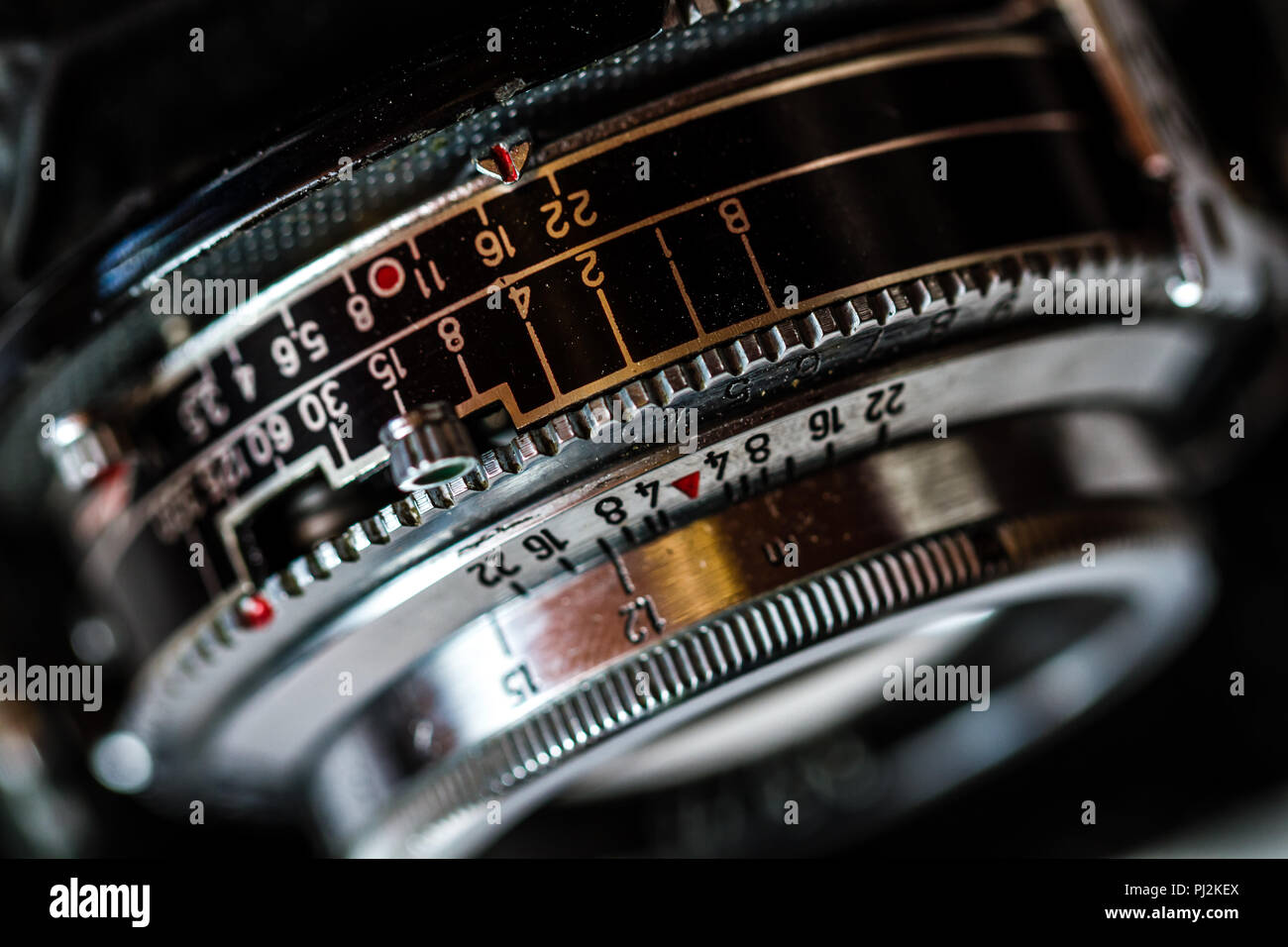 Close up anello di apertura degli antichi la lente della fotocamera Foto Stock