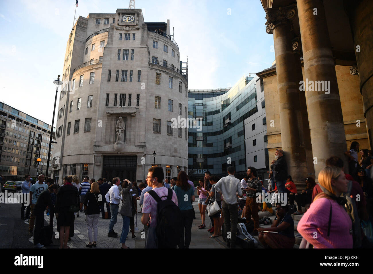 Evacuare il personale di stand al di fuori della BBC Broadcasting House, su Portland Place, Londra, dopo le relazioni di un veicolo speciosi all'esterno dell'edificio. Foto Stock