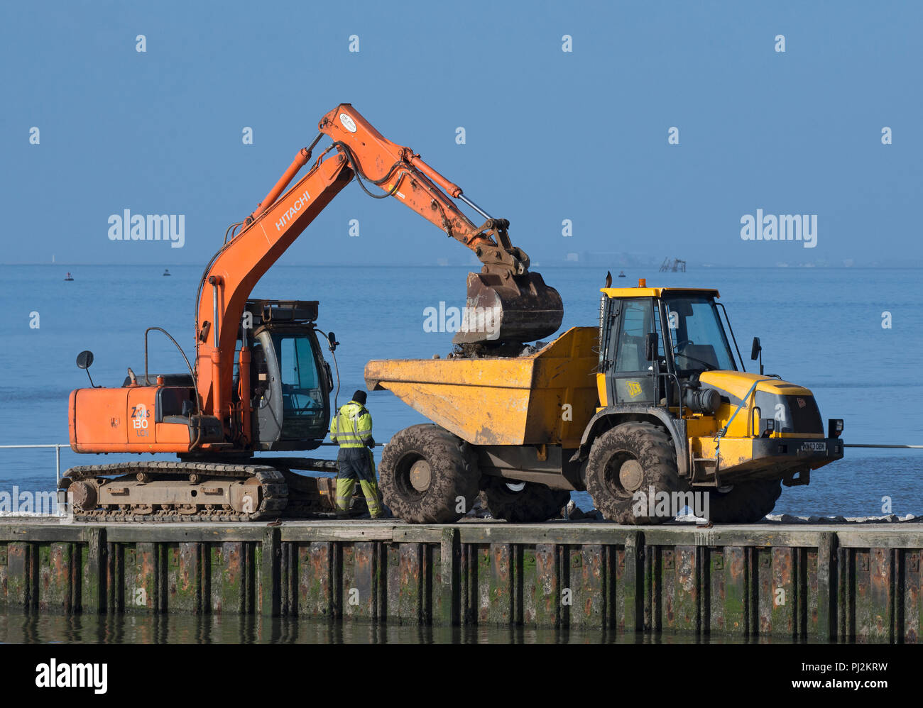 Costruzione con scavo dumper su traghetto scalo, Knott fine sul mare, Lancashire, Regno Unito Foto Stock