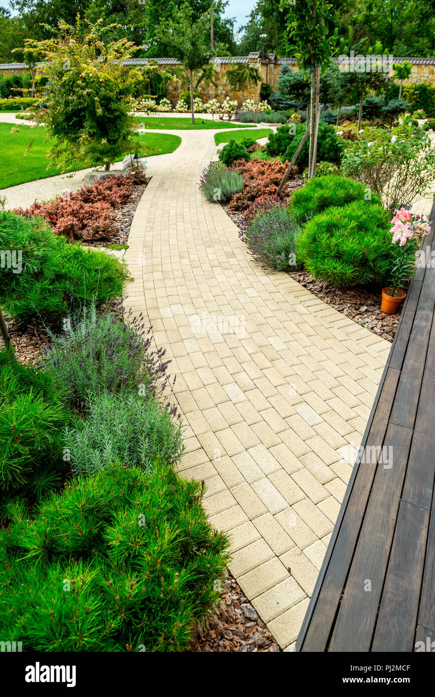 Una casa di campagna con un bellissimo cortile dietro casa, landscape design Foto Stock