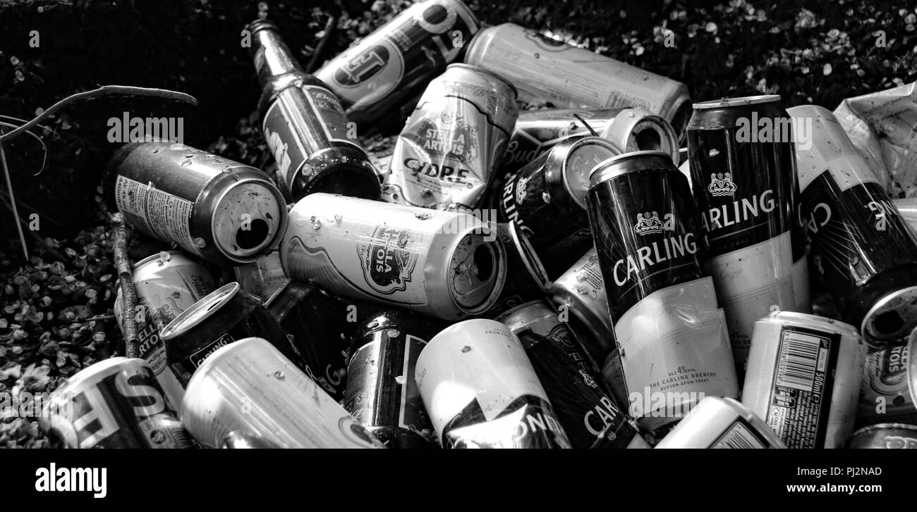 Un mucchio di vuoto di lattine di birra e bottiglie Foto Stock