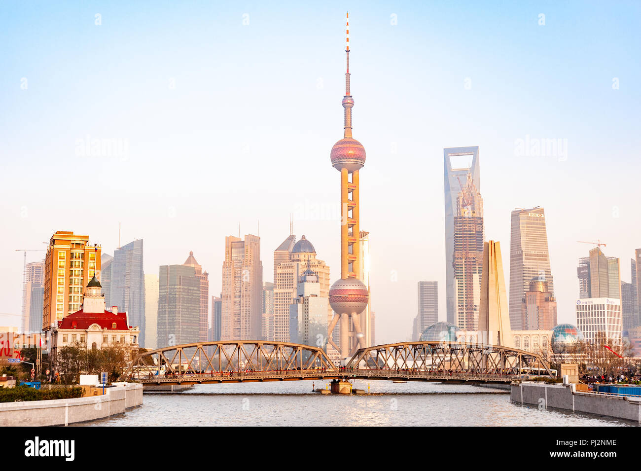 Ponte Waibaidu e dello skyline della città, Shanghai, Cina Foto Stock
