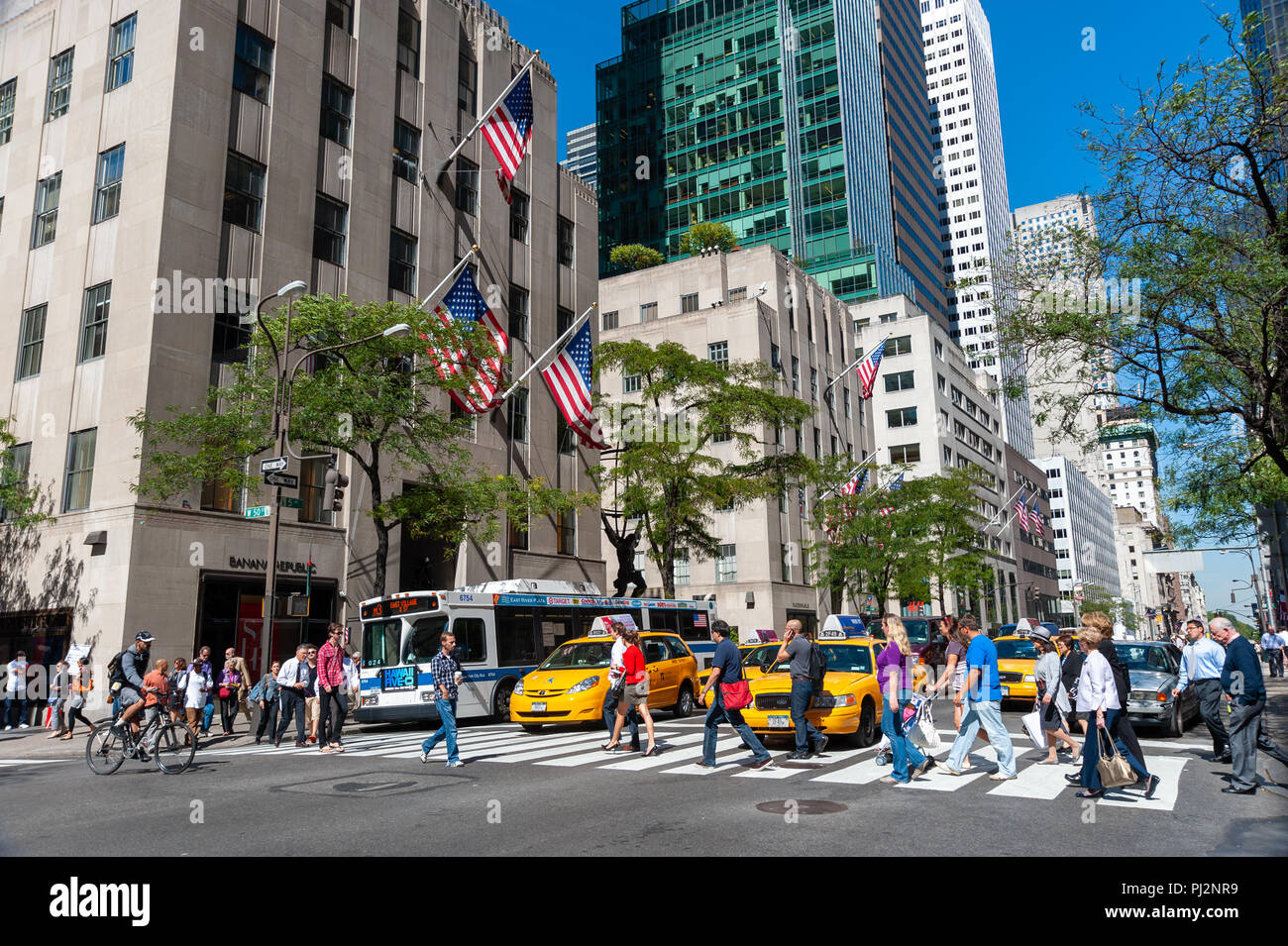 Città trafficata strada che attraversa sulla Fifth Avenue a New York City, America, STATI UNITI D'AMERICA Foto Stock