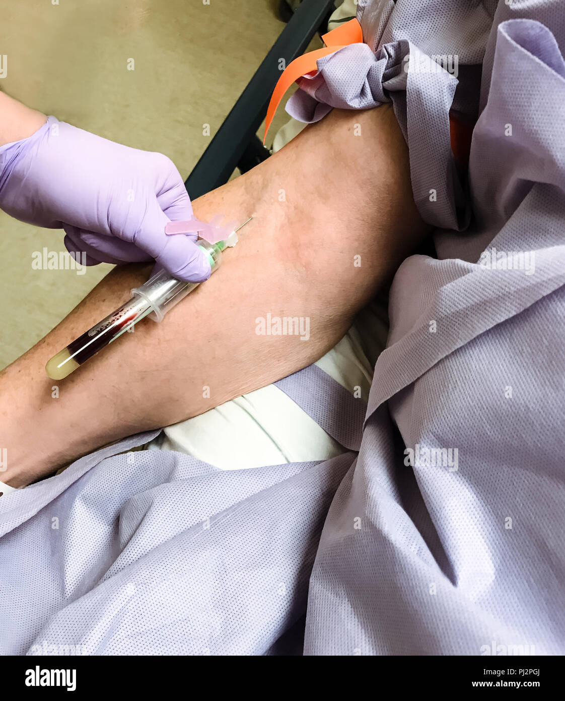 Il prelievo di sangue per il test del sangue Foto Stock