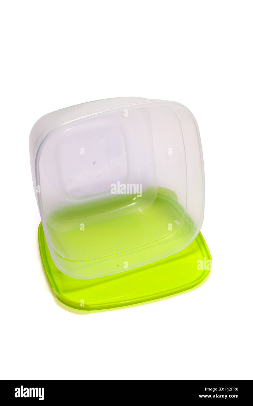 Contenitore di plastica trasparente per il pranzo si trova sulla sua verde coperchio flessibile isolato su sfondo bianco con tracciato di ritaglio Foto Stock