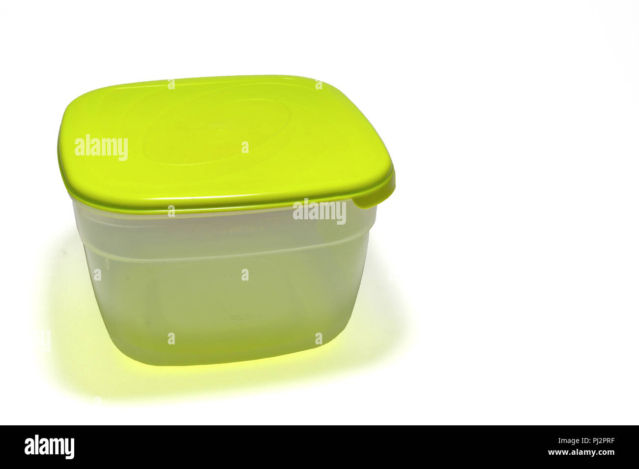 Contenitore in plastica con coperchio verde fondo sporco. con percorso di clipping Foto Stock