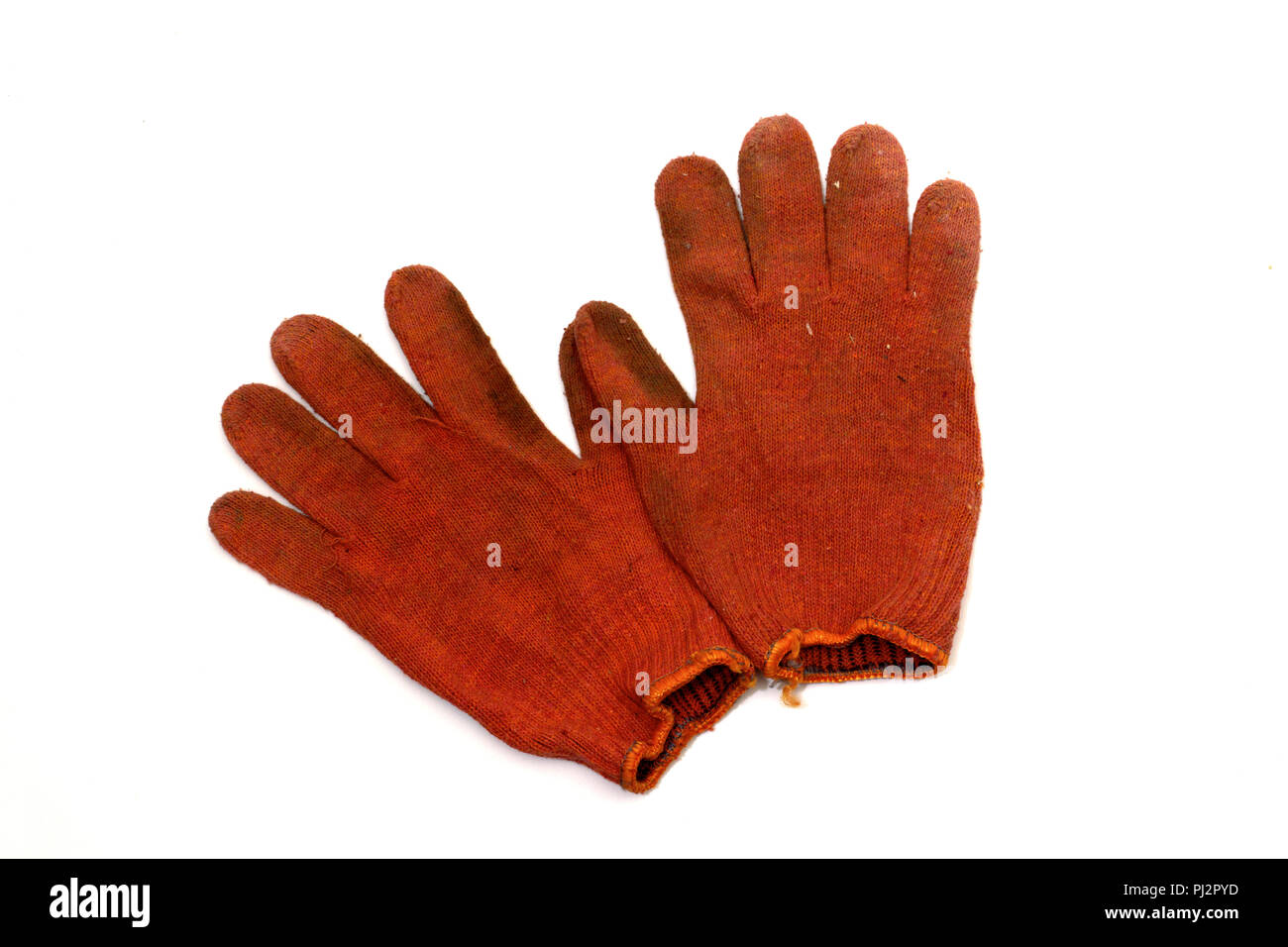 Coppia di arancio-rosso di lavoro guanti a maglia, rovesciato. Estendibili orange hem. Punto luminoso attraverso il lavoro con il passaggio di ritaglio Foto Stock