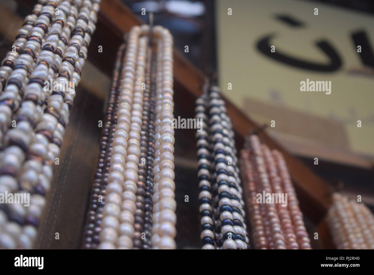 Una foto di collane di perle in vendita nei Souq Waqif, in Qatar Foto Stock