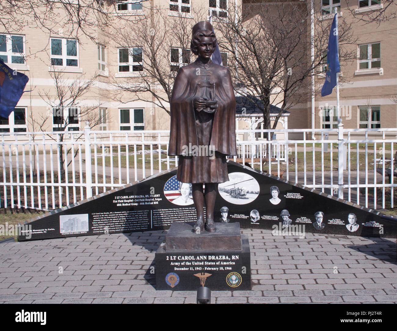 Una statua a Scranton, Pennsylvania, onora Carol Ann Drazba, la prima donna americana uccisa nella guerra del Vietnam, ricordando il suo servizio e sacrificio Foto Stock