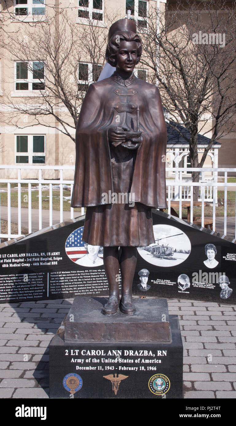 Una statua a Scranton, Pennsylvania, onora Carol Ann Drazba, la prima donna americana uccisa nella guerra del Vietnam, ricordando il suo servizio e sacrificio Foto Stock