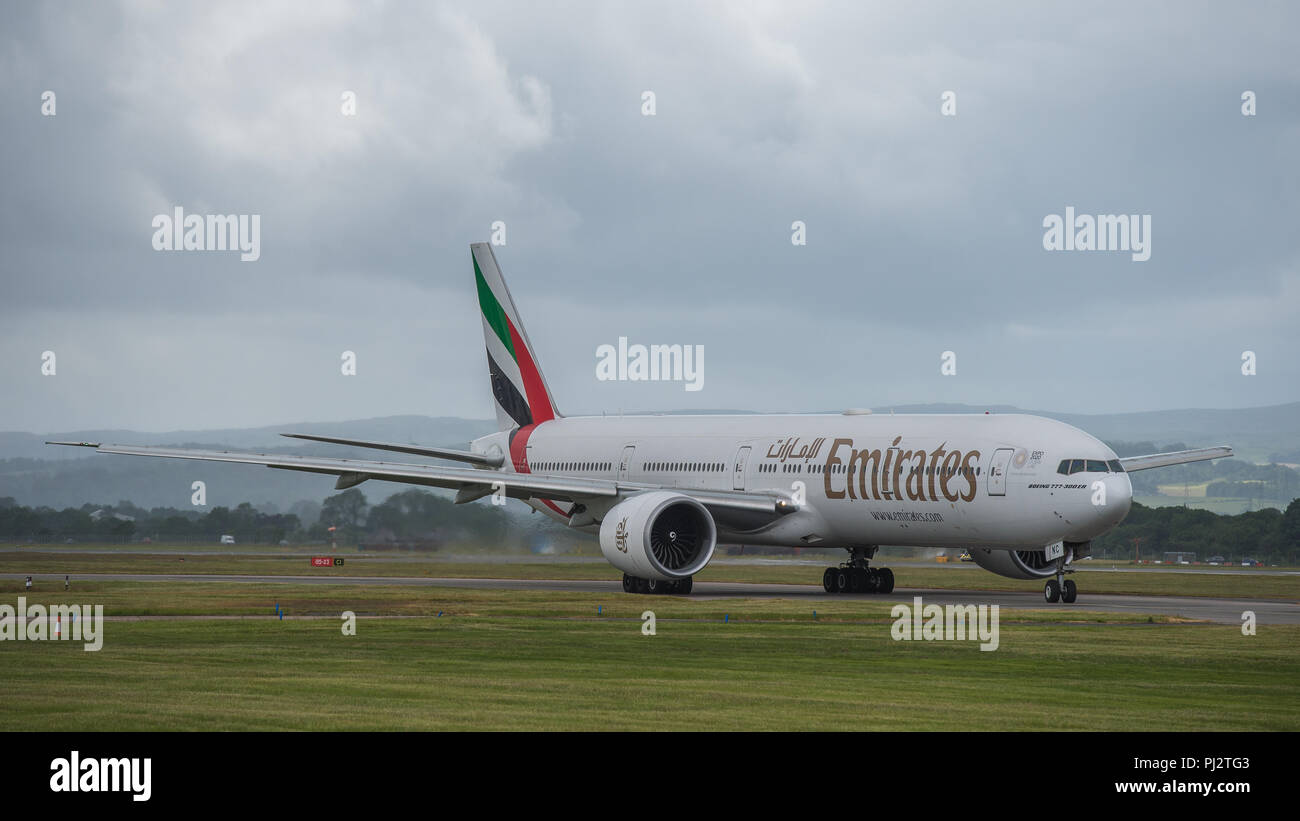 Emirates Airlines Boeing 777 volo a Dubai si discosta dall'Aeroporto Internazionale di Glasgow, Renfrewshire, Scozia - 14 giugno 2018 Foto Stock