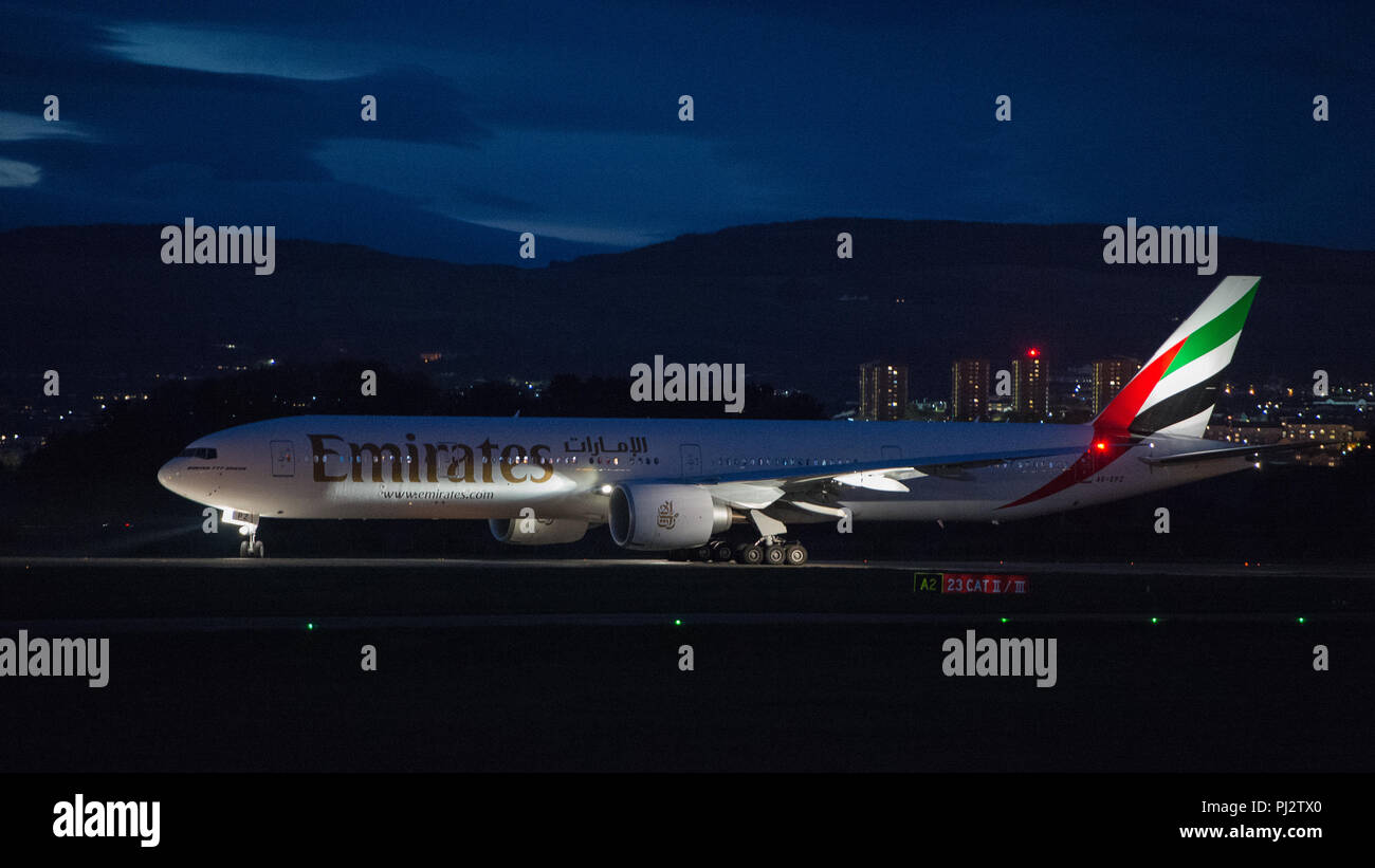 Emirates Airlines Boeing 777 volo a Dubai si discosta dall'Aeroporto Internazionale di Glasgow, Renfrewshire, Scozia - 8 Settembre 2017 Foto Stock